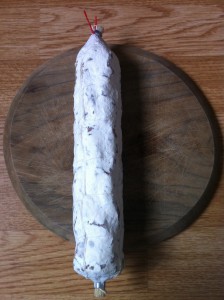 Saucisson industriel avec excès de farine (marketing cache misère)