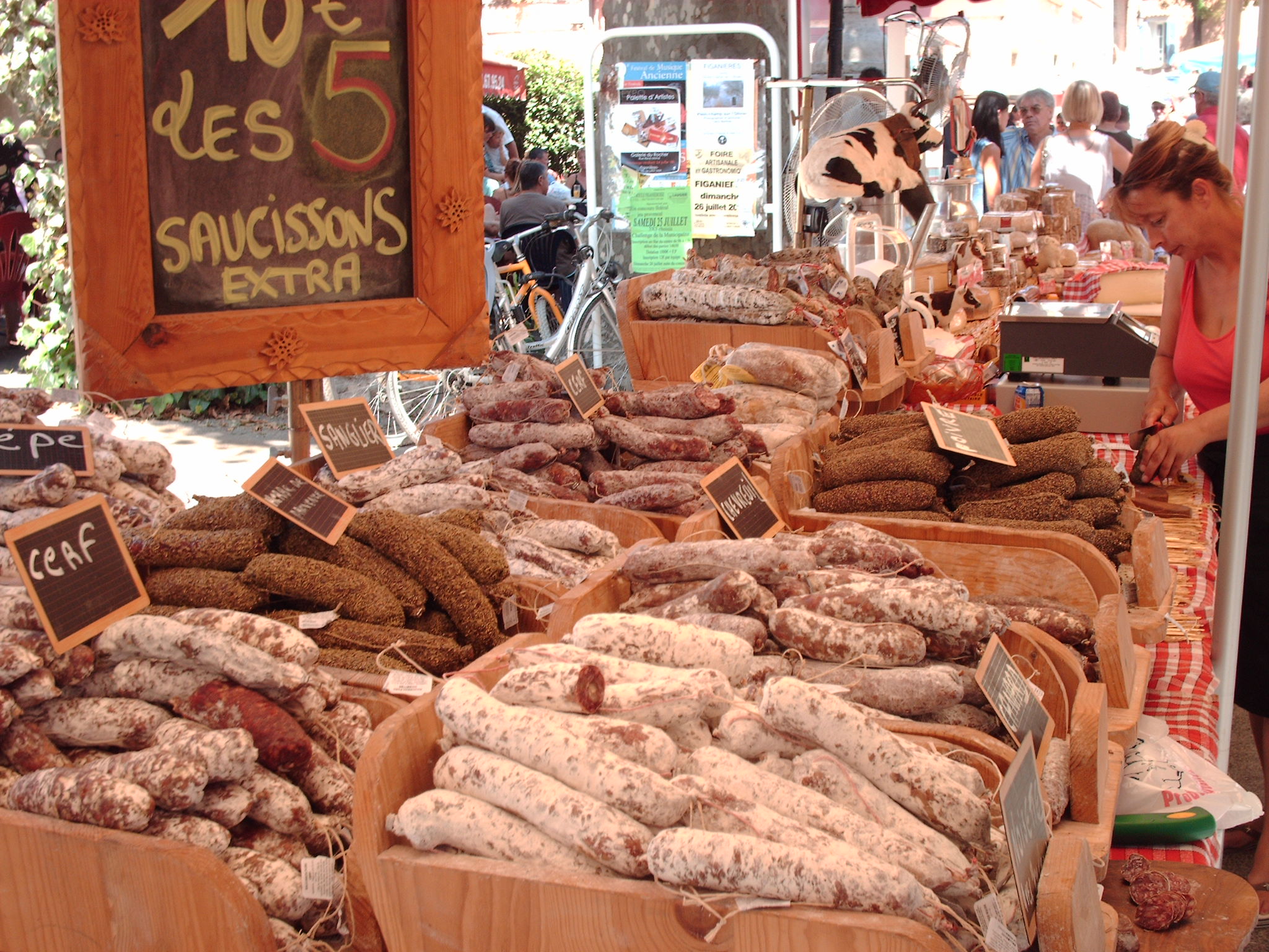 Saucisson au mètre est une spécialité de la Boucherie-Charcuterie